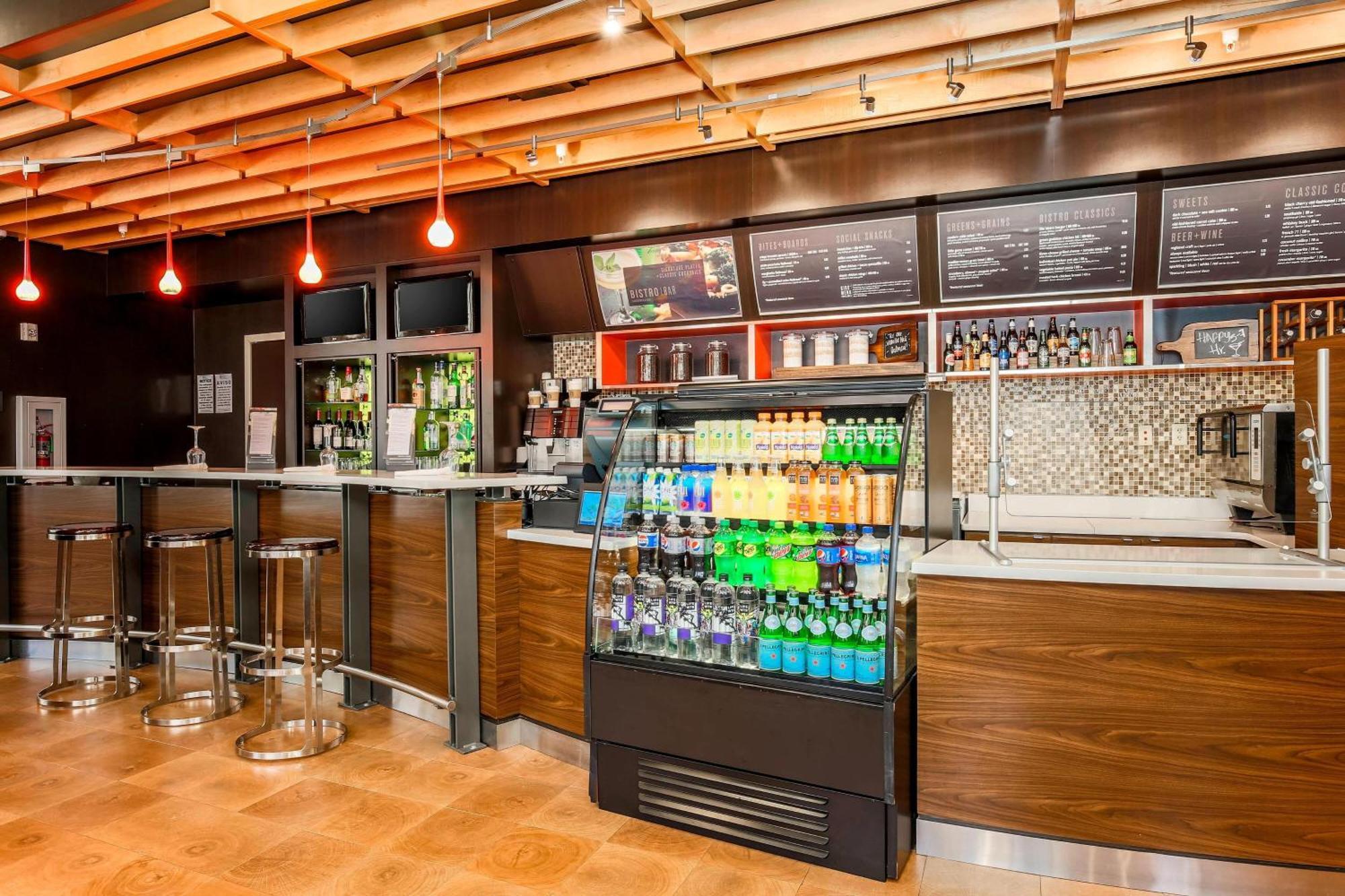 Courtyard By Marriott Downtown Hotel