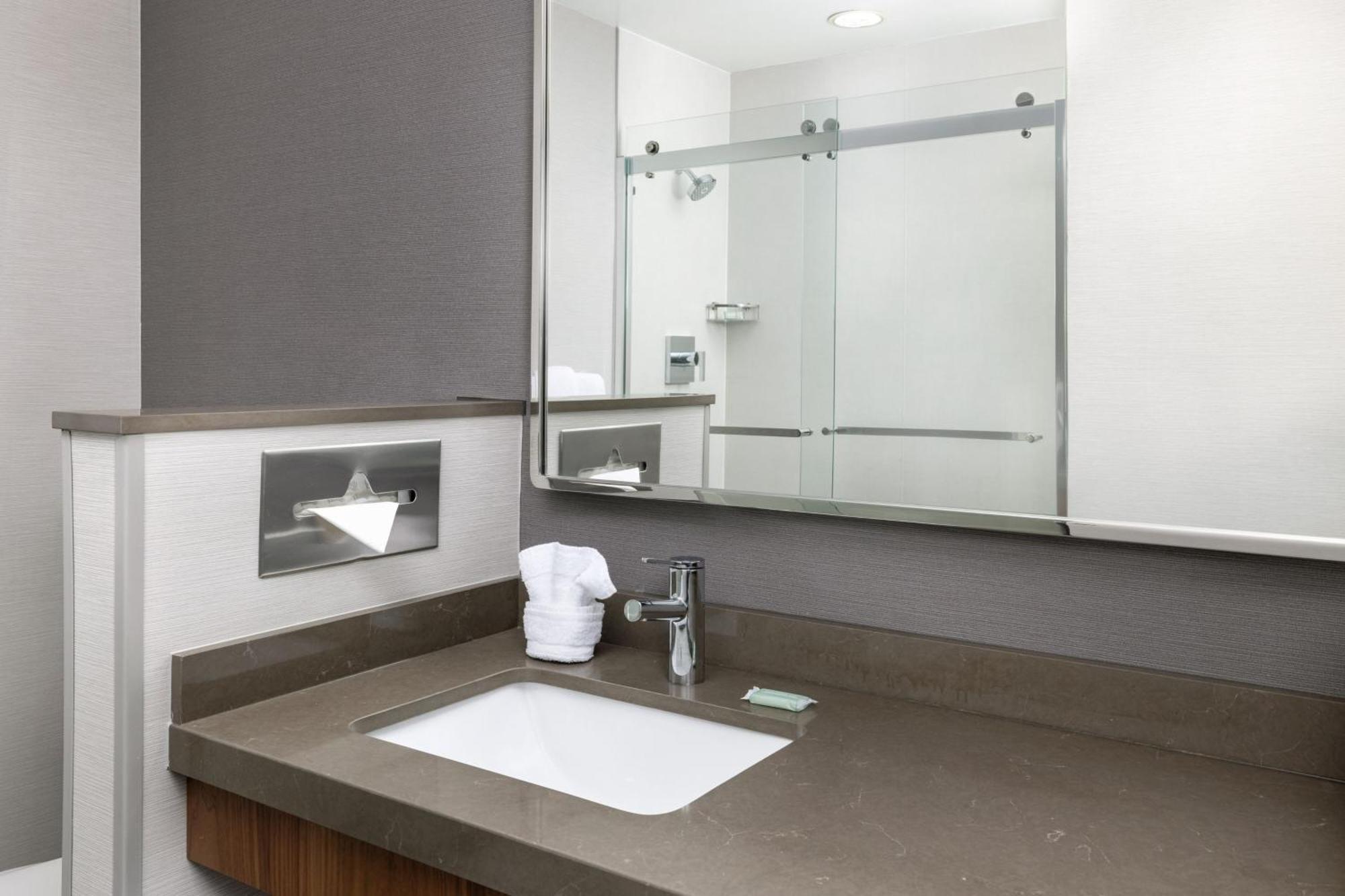 Courtyard By Marriott West/medical Center Hotel