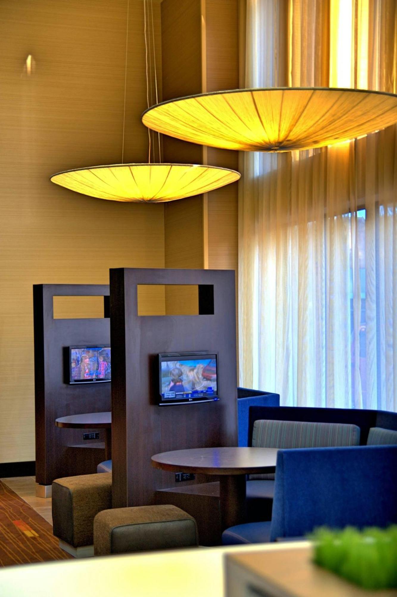 Courtyard By Marriott Downtown Hotel