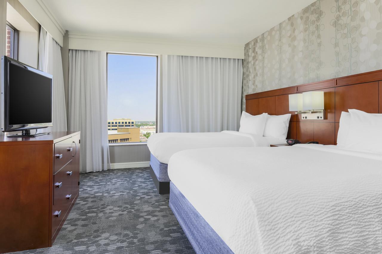 Courtyard By Marriott Downtown Hotel