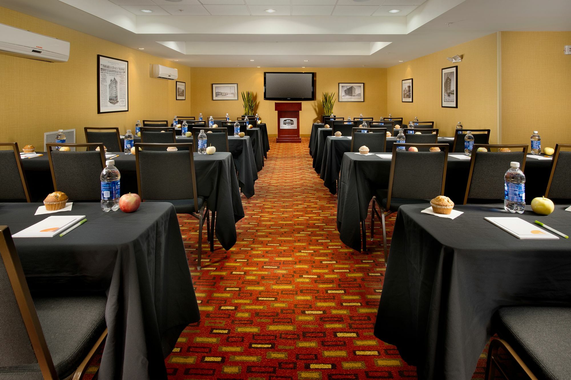 Courtyard By Marriott Downtown Hotel