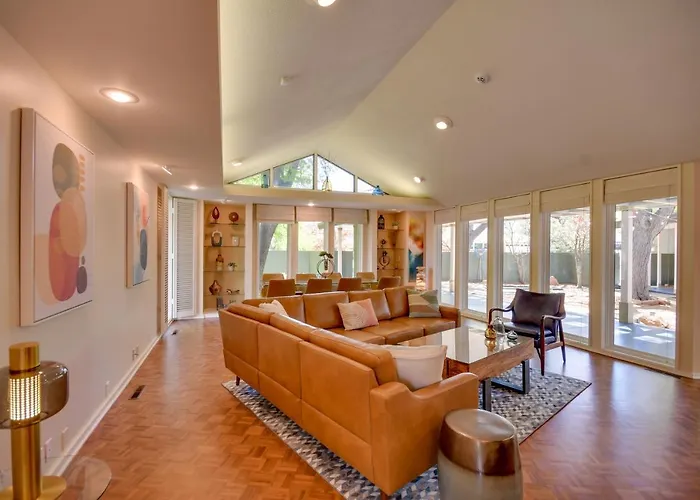 Mid-Century Modern Home With Fire Pit And Gas Grill!