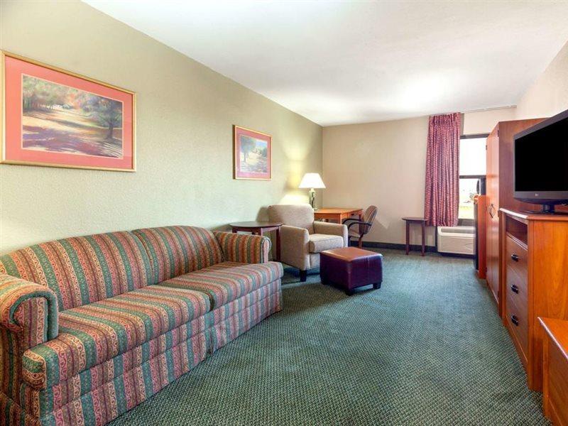 Baymont By Wyndham East