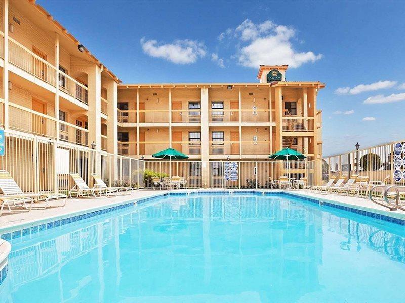 Hotel La Quinta By Wyndham West Medical Center 3*