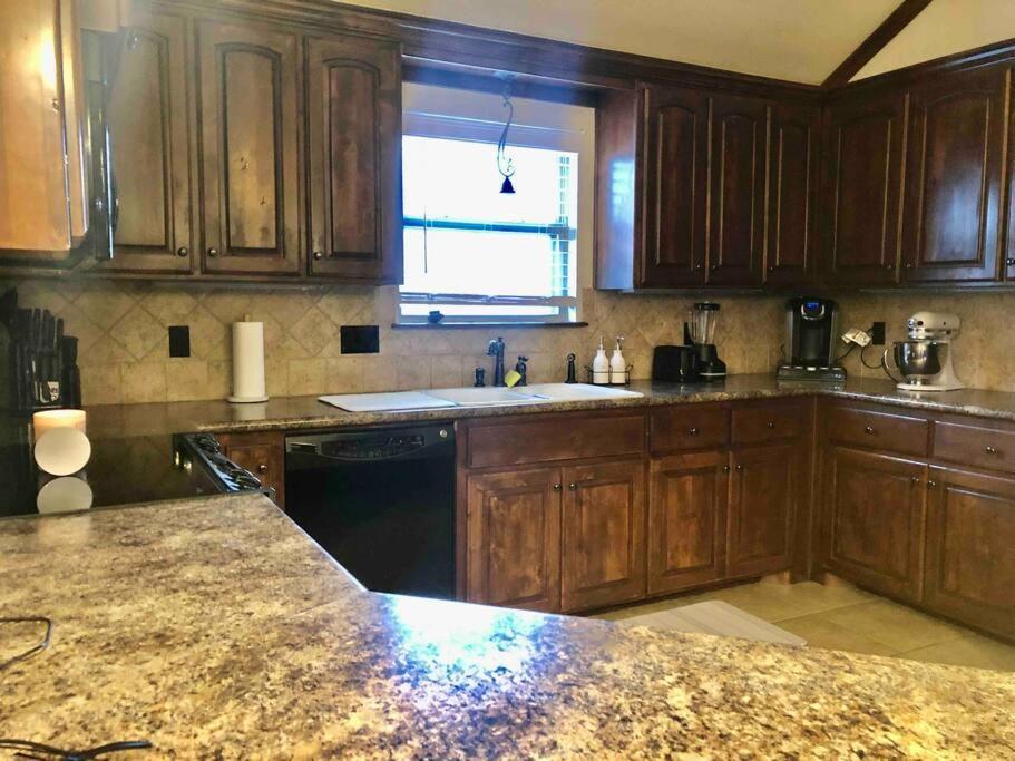 8beds, King Bed, Fireplace, & Whirlpool Sleeps 12 * Amarillo