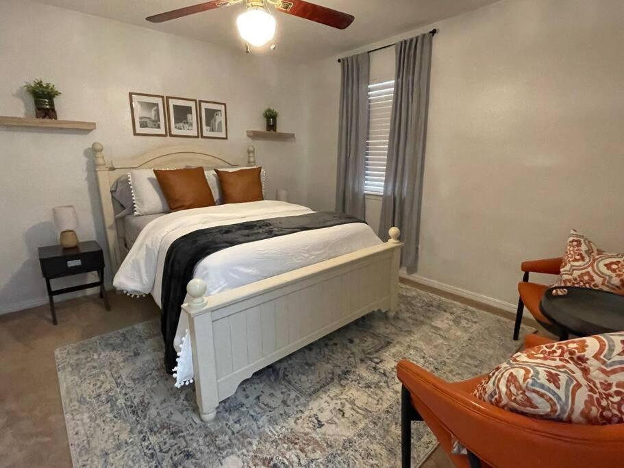 Shiloh House 3-bed, 2 Bath, Living Room, Garage Amarillo