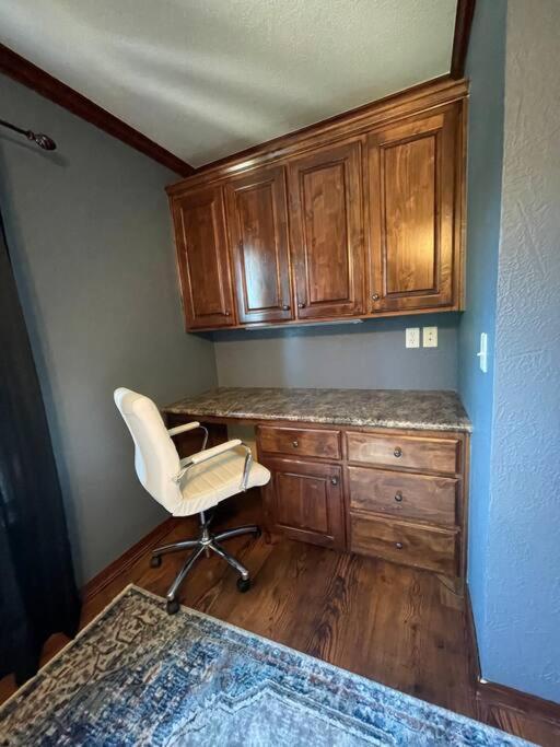 8beds, King Bed, Fireplace, & Whirlpool Sleeps 12 Amarillo