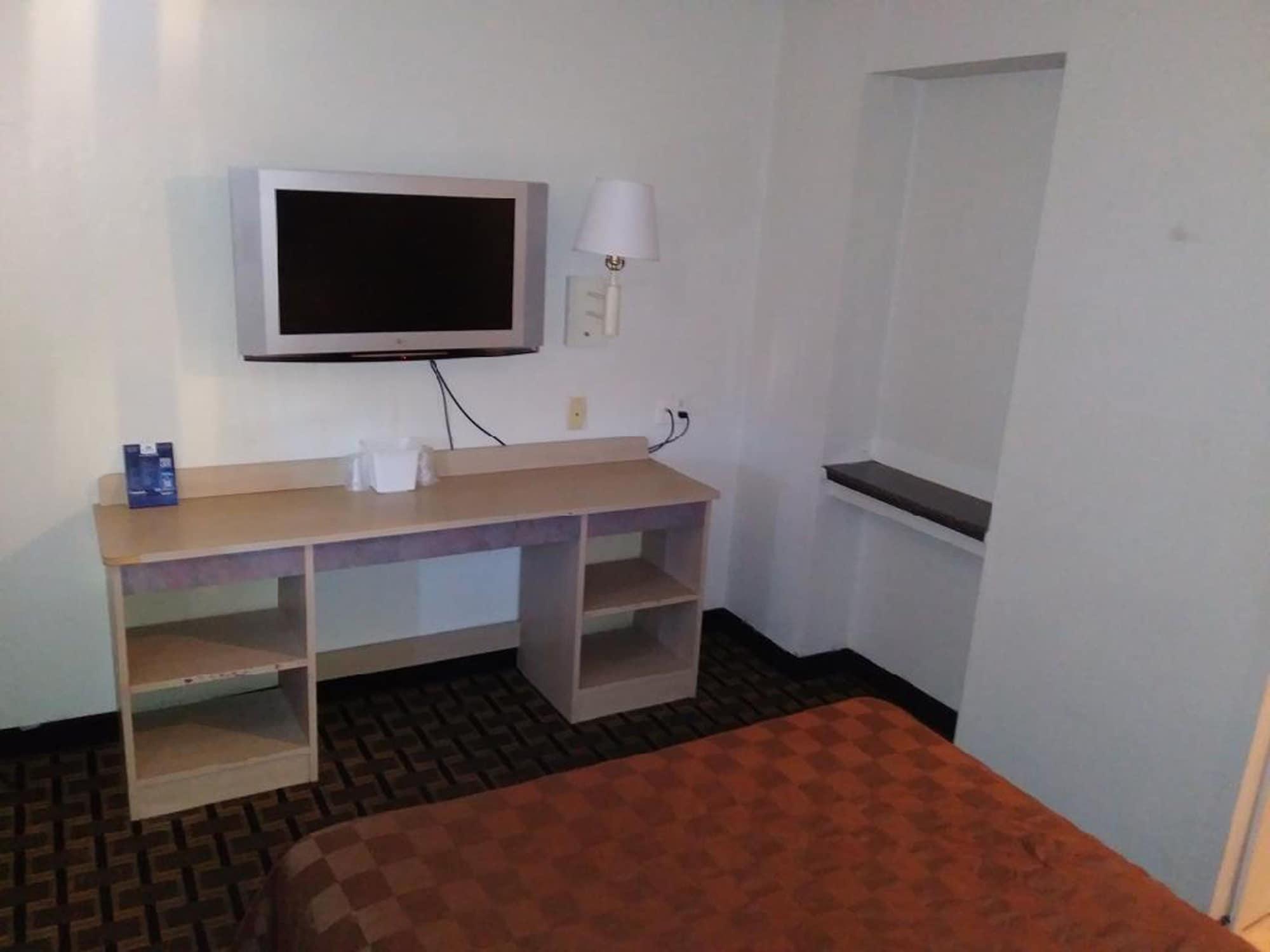 Motel Americas Value Airport/grand Street