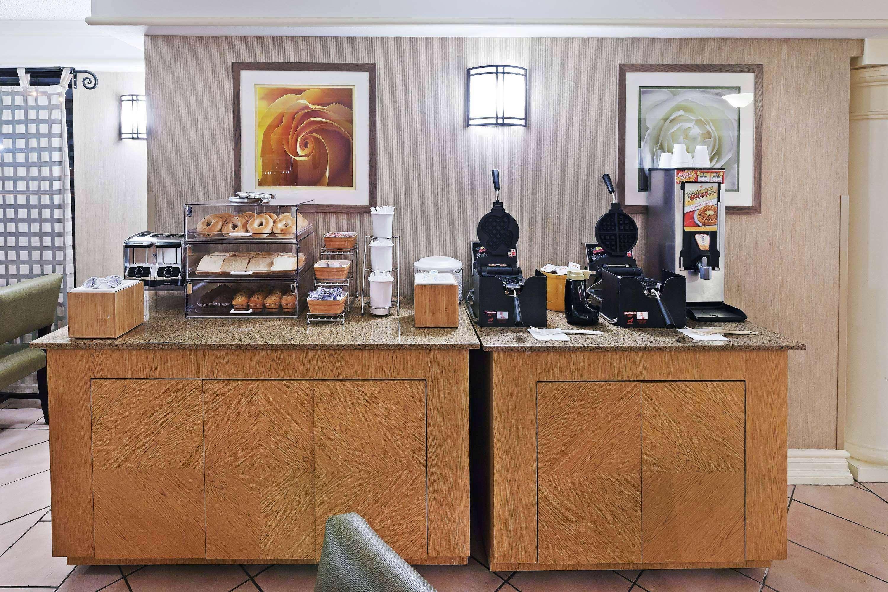 La Quinta By Wyndham Mid-city