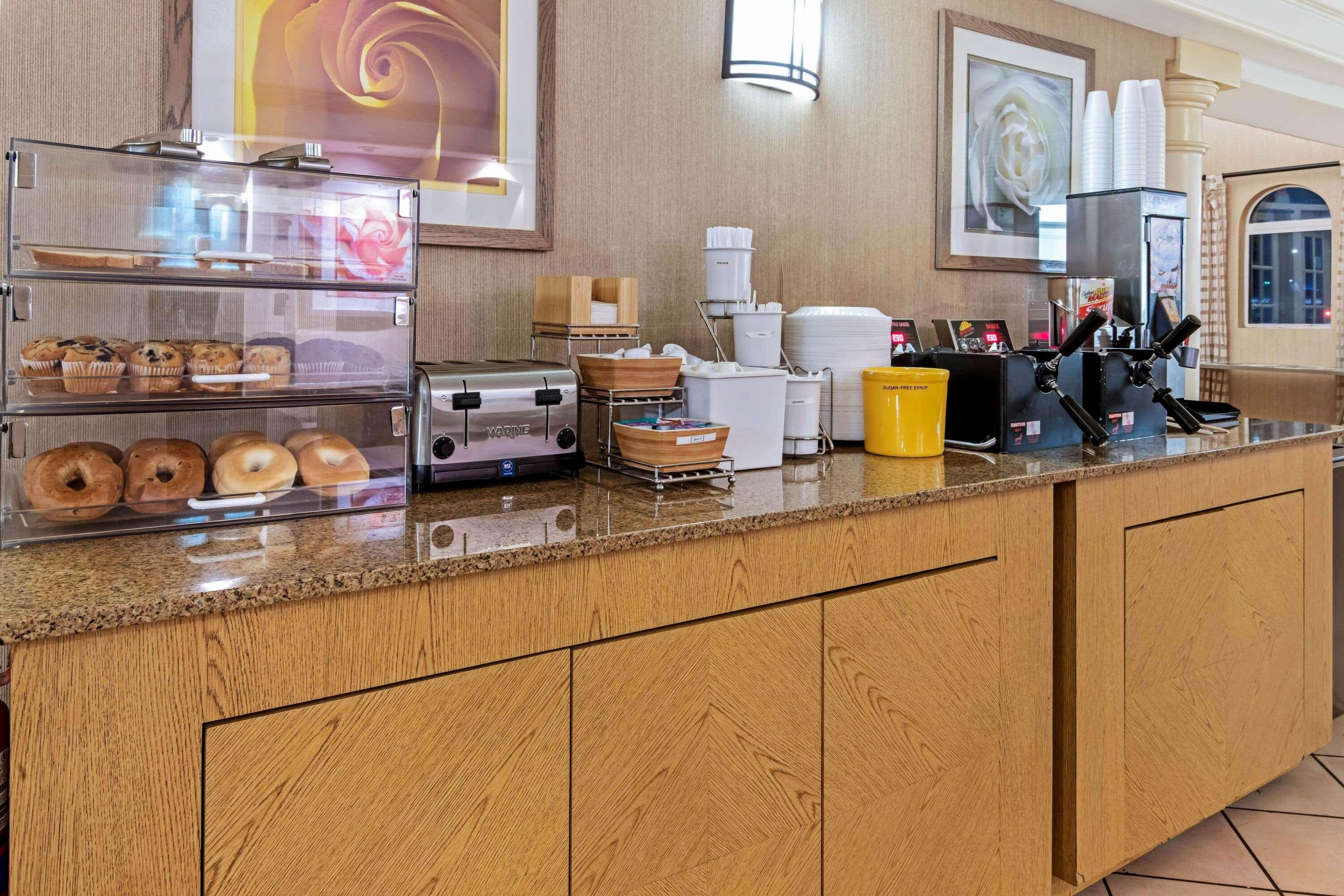 La Quinta By Wyndham Mid-city Hotel