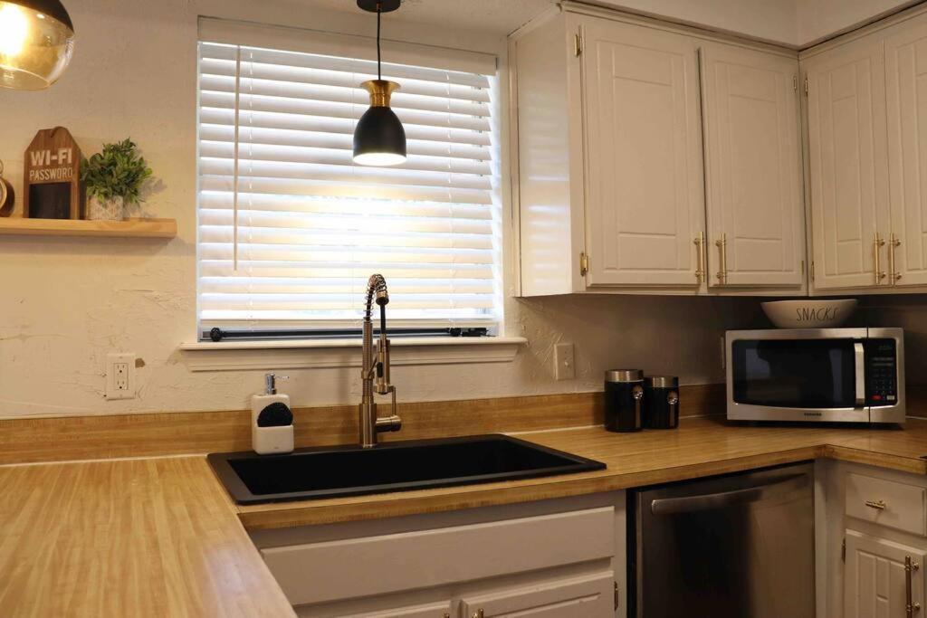 Holiday home By Hwy, 3/2 , Sleeps Large Group Palo Duro Fun Amarillo
