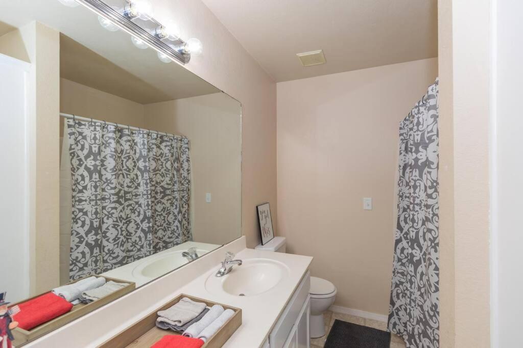 Work Remote - Minutes To I-27/i-40/downtown Apartment *
