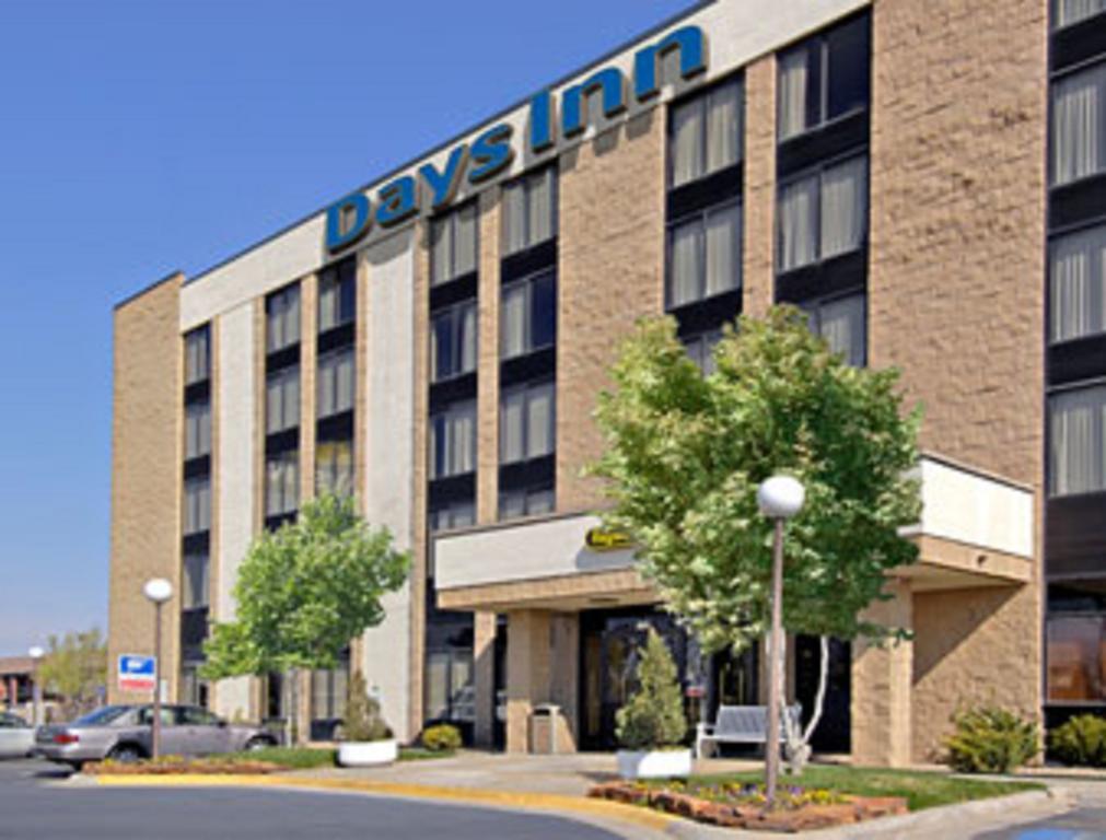 Days By Wyndham East Hotel