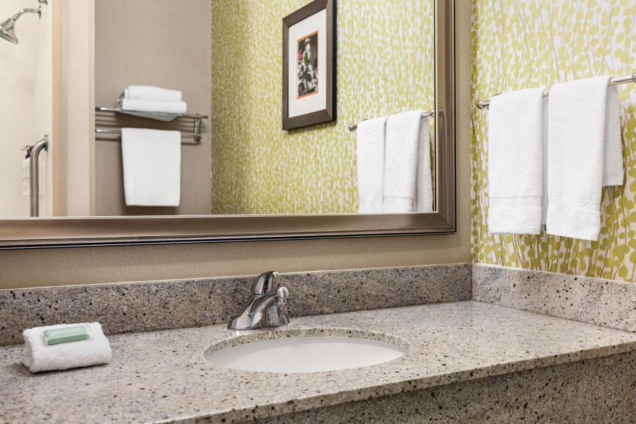 Hotel Fairfield & By Marriott Airport