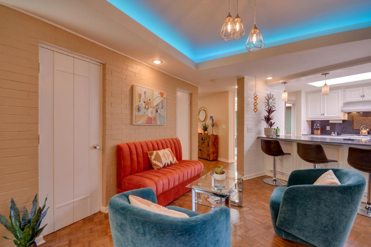 Mid-century Modern With Fire Pit And Gas Grill!