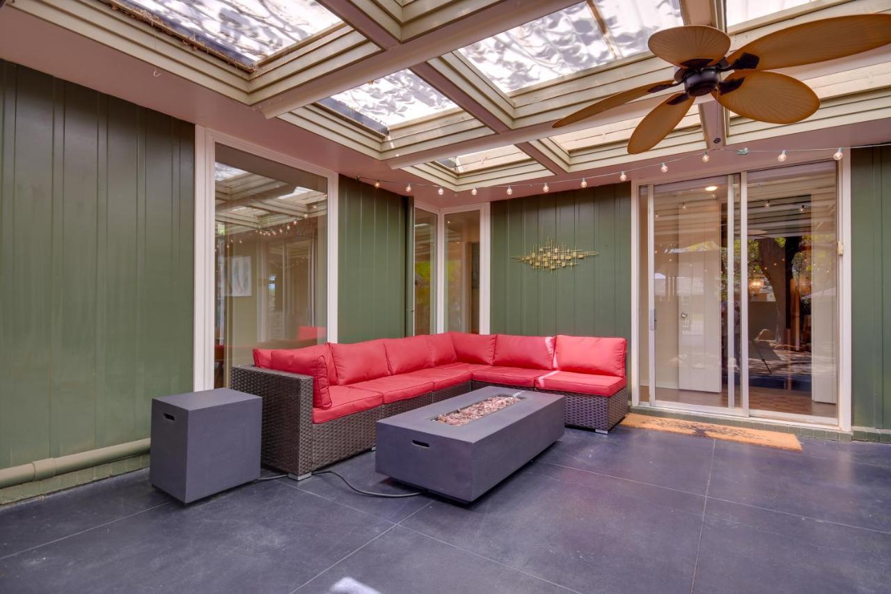 Mid-century Modern With Fire Pit And Gas Grill! *