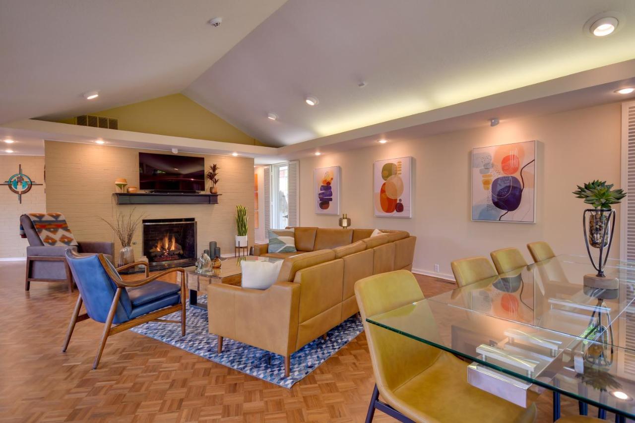 Mid-century Modern With Fire Pit And Gas Grill! *
