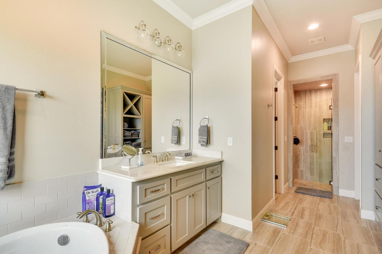 Wfh-friendly With Furnished Patio!