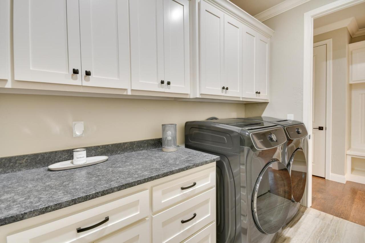Holiday home Wfh-friendly With Furnished Patio!