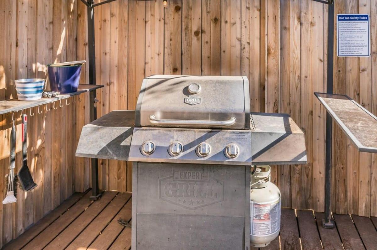 Amazing Hot Tub L Sleeps 14 *