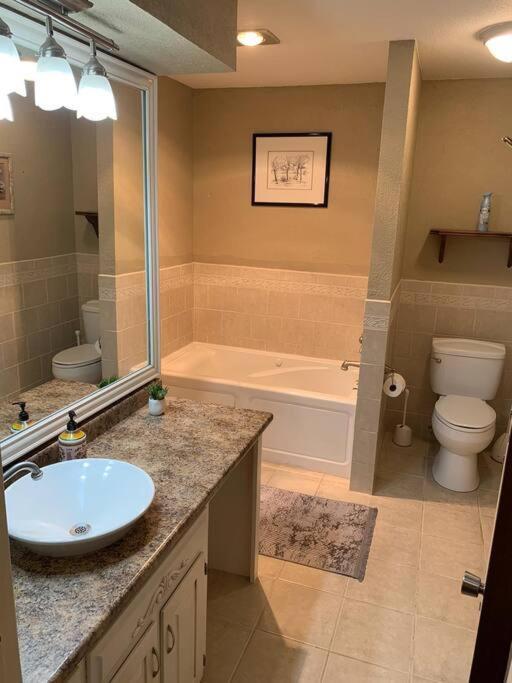 Charming Retreat With A Jacuzzi *