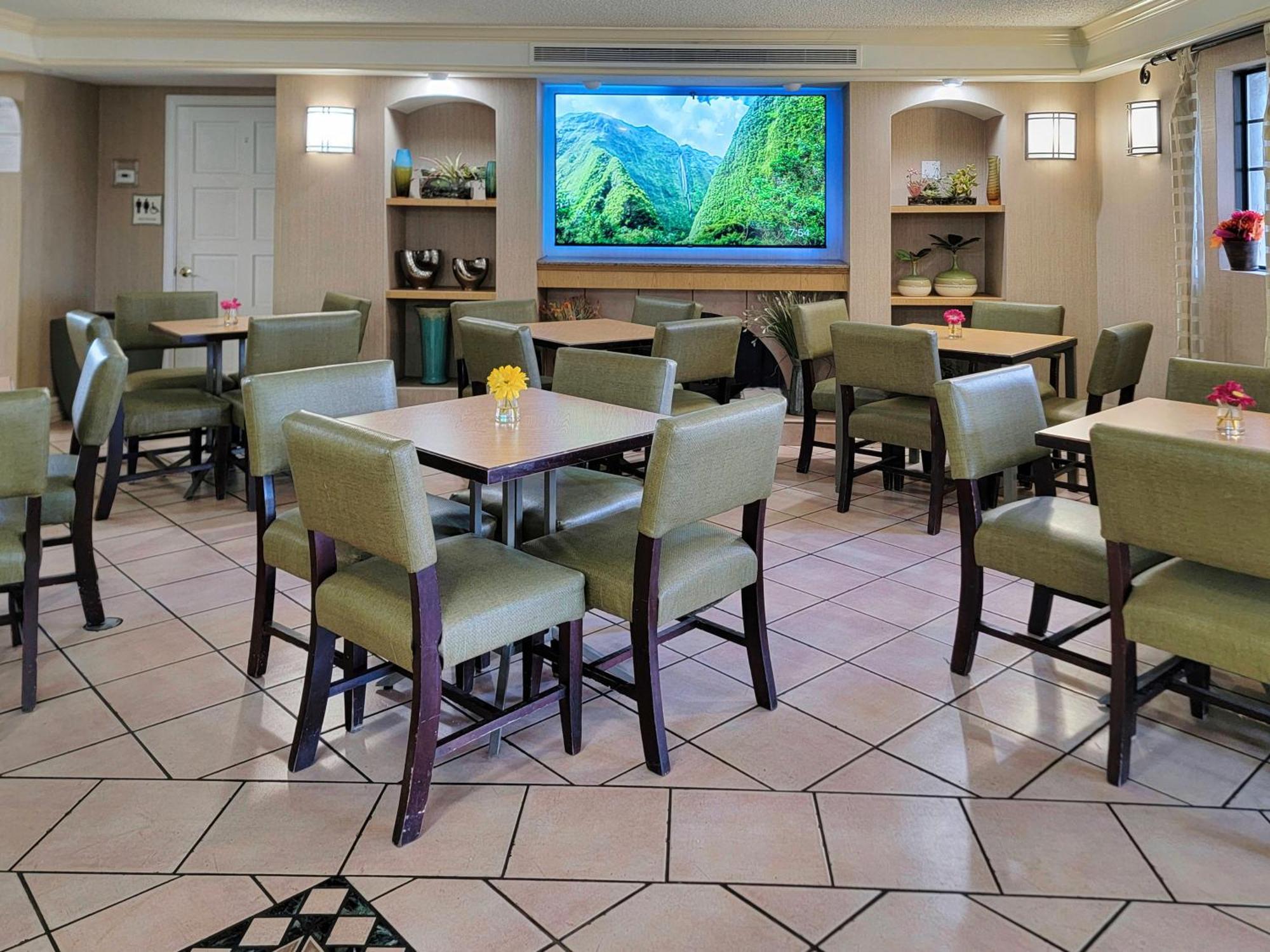 Hotel La Quinta By Wyndham West Medical Center 3*
