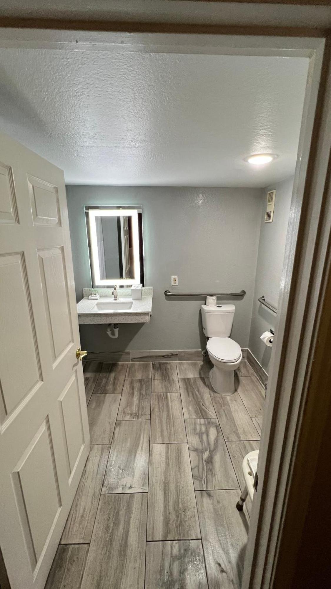 La Quinta By Wyndham Mid-city