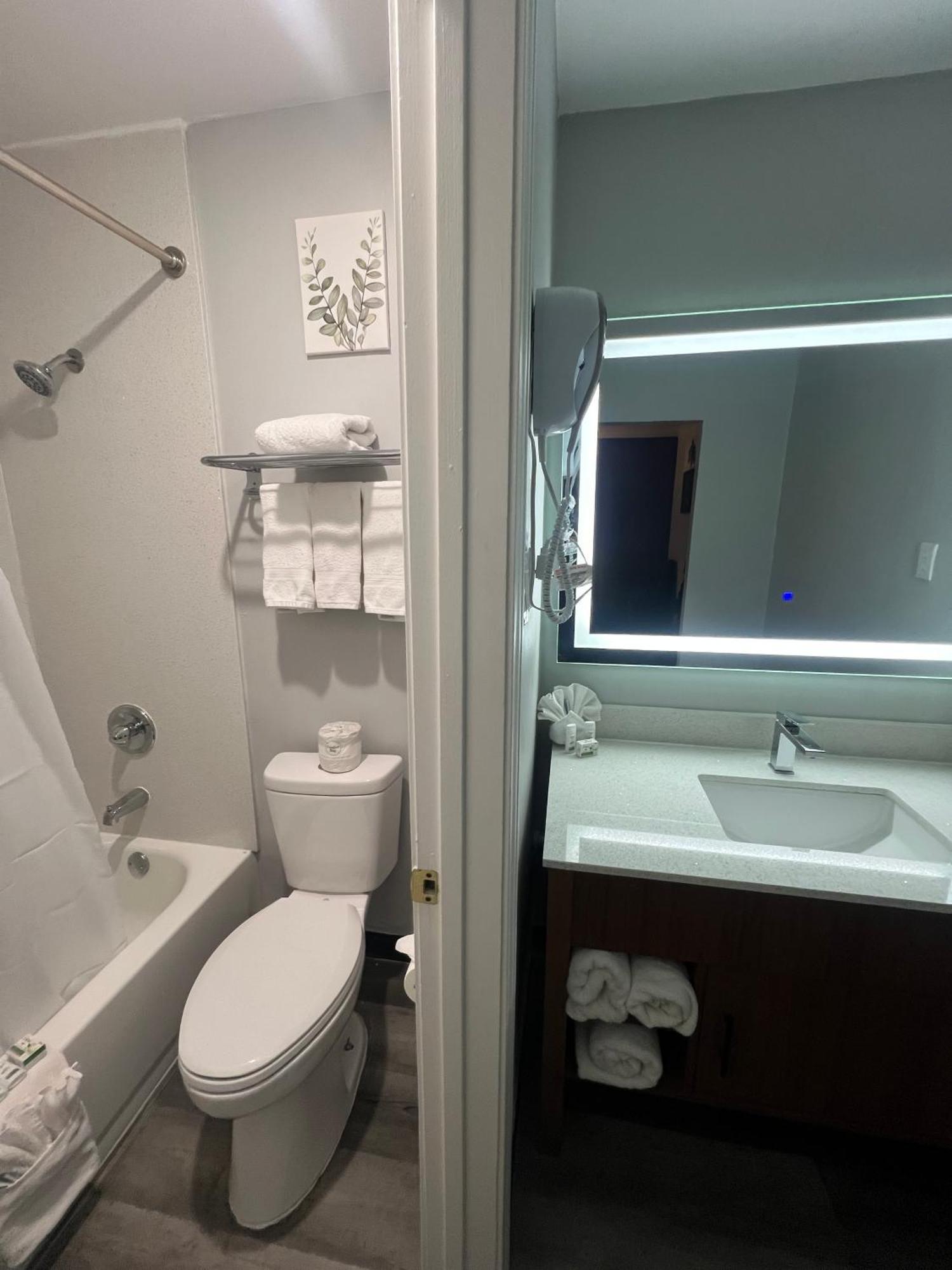 La Quinta By Wyndham Mid-city Hotel