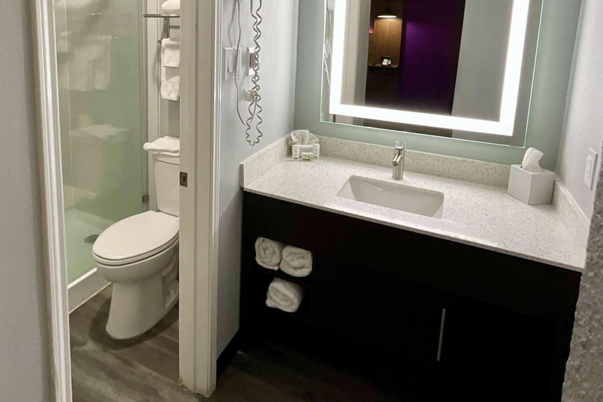 La Quinta By Wyndham Mid-city Hotel