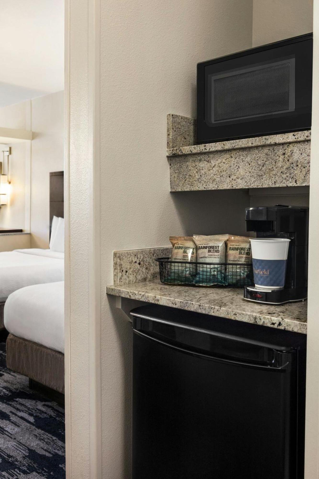 Hotel Fairfield & By Marriott Airport