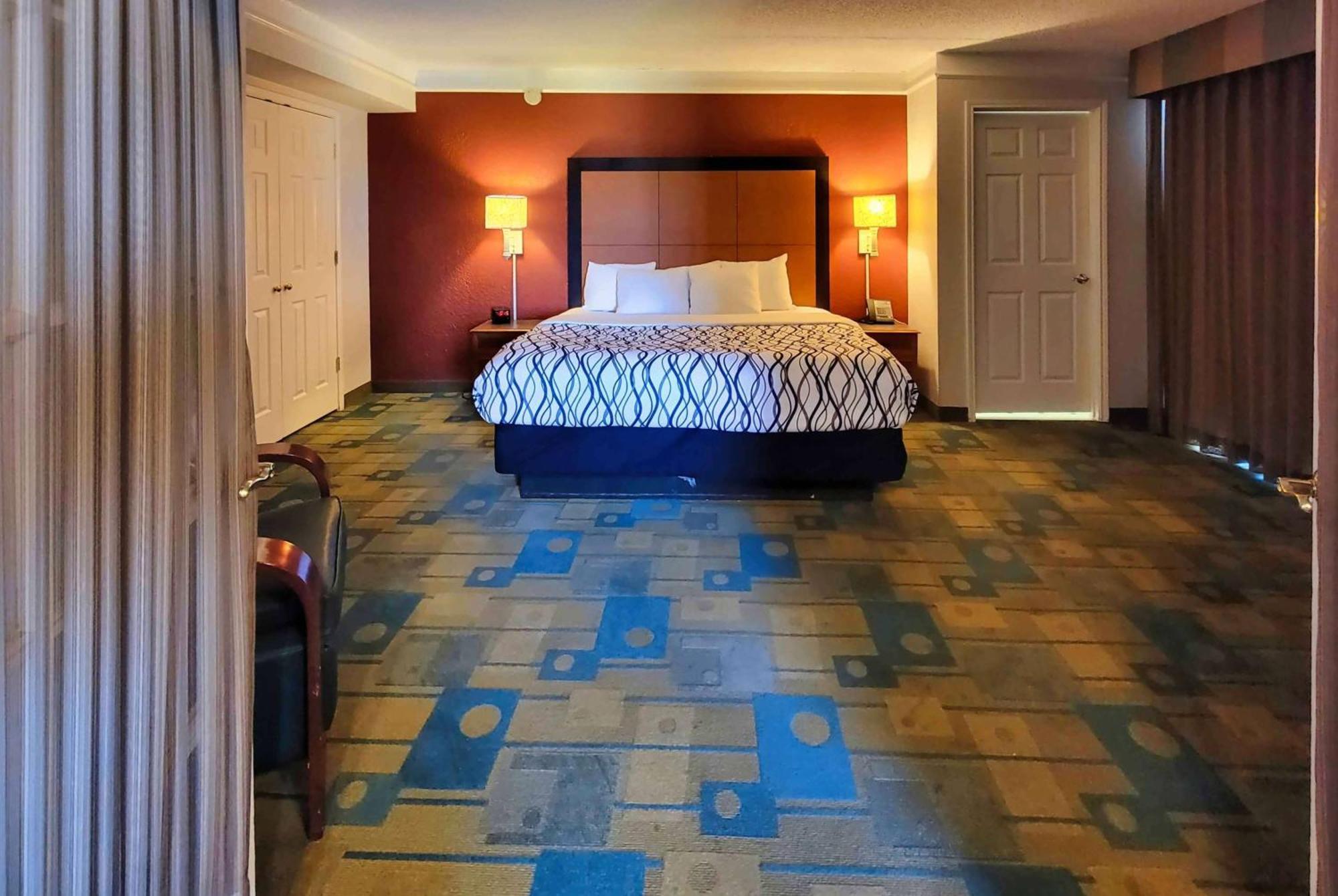 Hotel La Quinta By Wyndham West Medical Center 3*