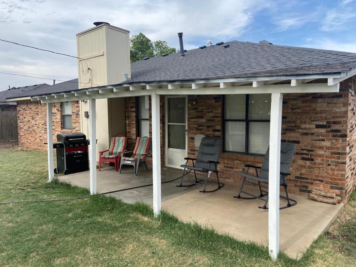 Cozy 3 Bedroom In Quiet Neighborhood *