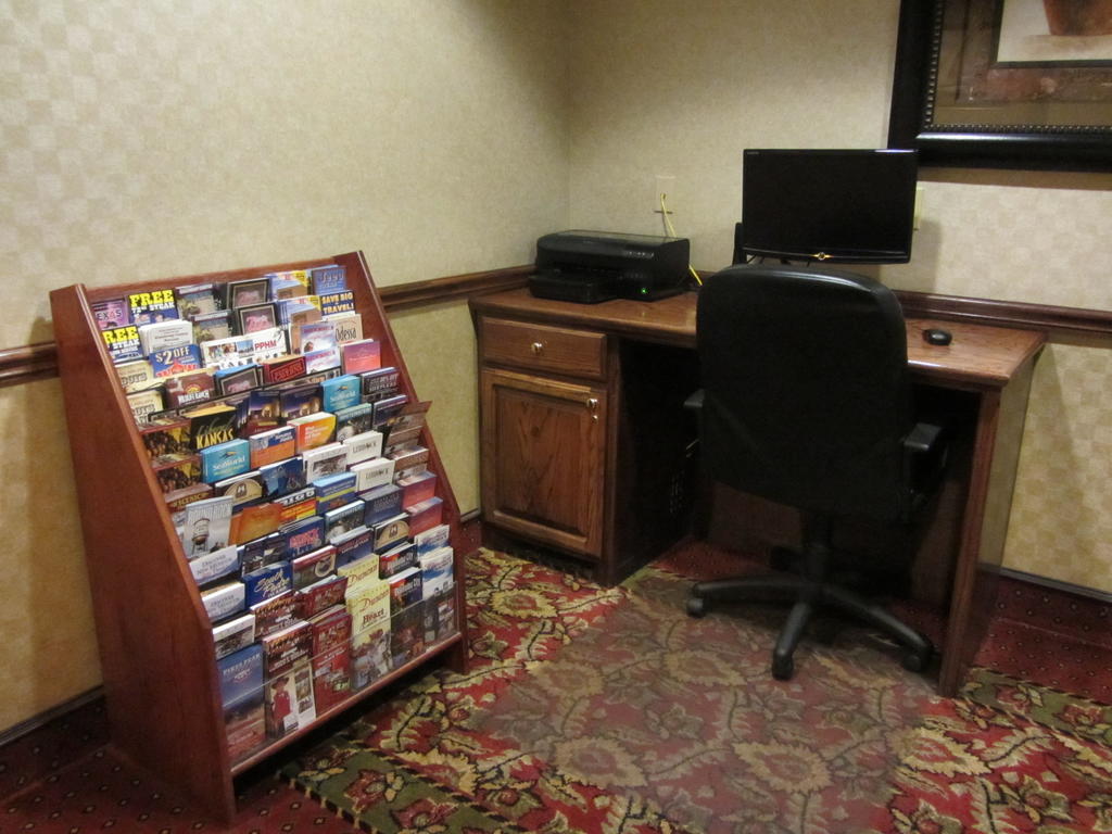 Hotel Country & By Radisson, I-40 West, Tx 2*