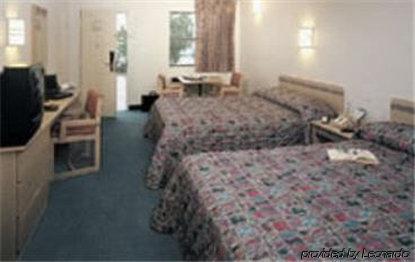 Motel Americas Value Airport/grand Street