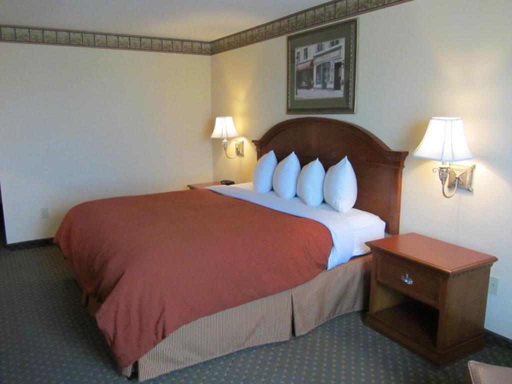 Hotel Country & By Radisson, I-40 West, Tx 2*