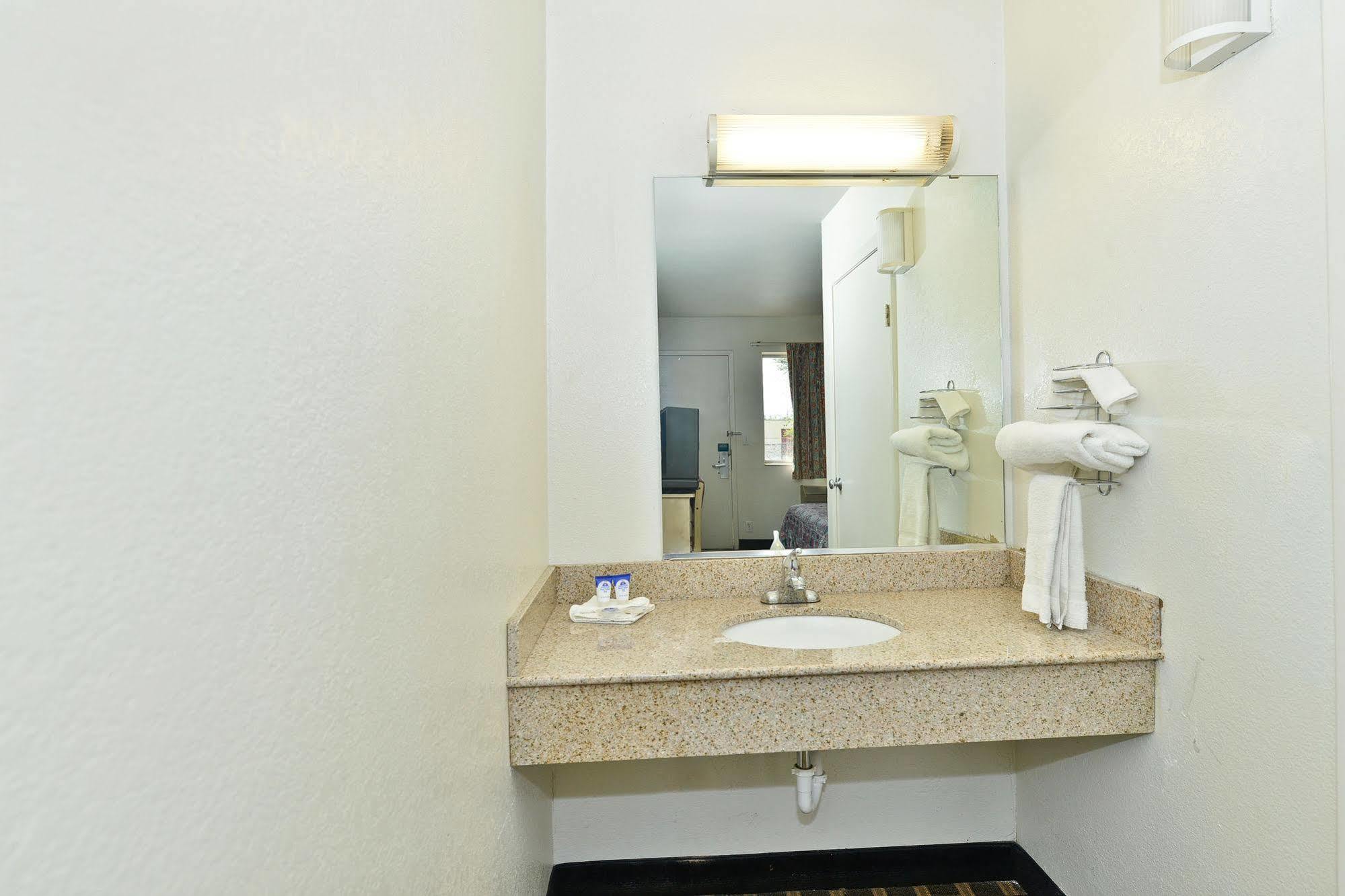 Americas Value Airport/grand Street Motel 2*