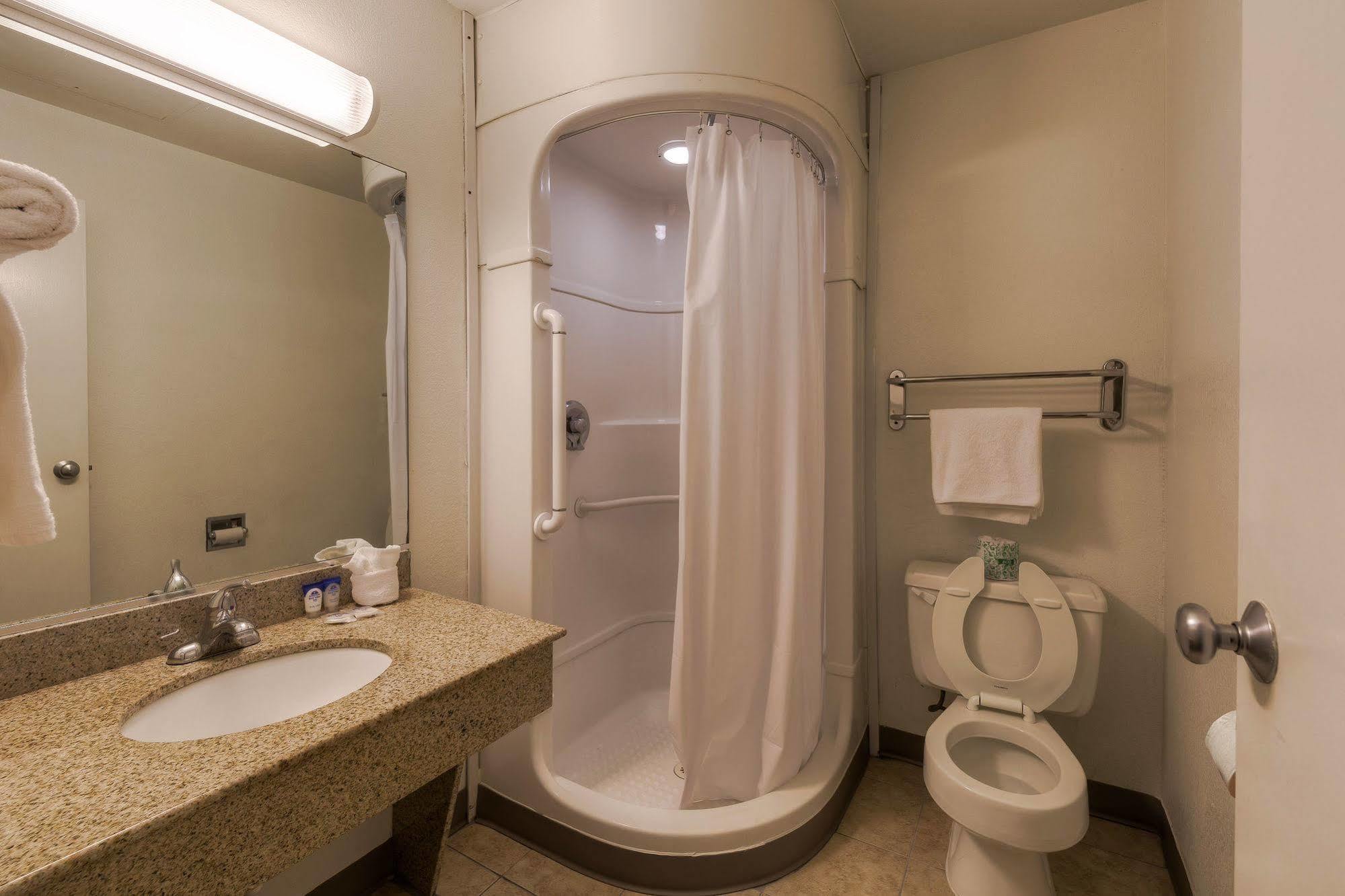 Americas Value Airport/grand Street Motel