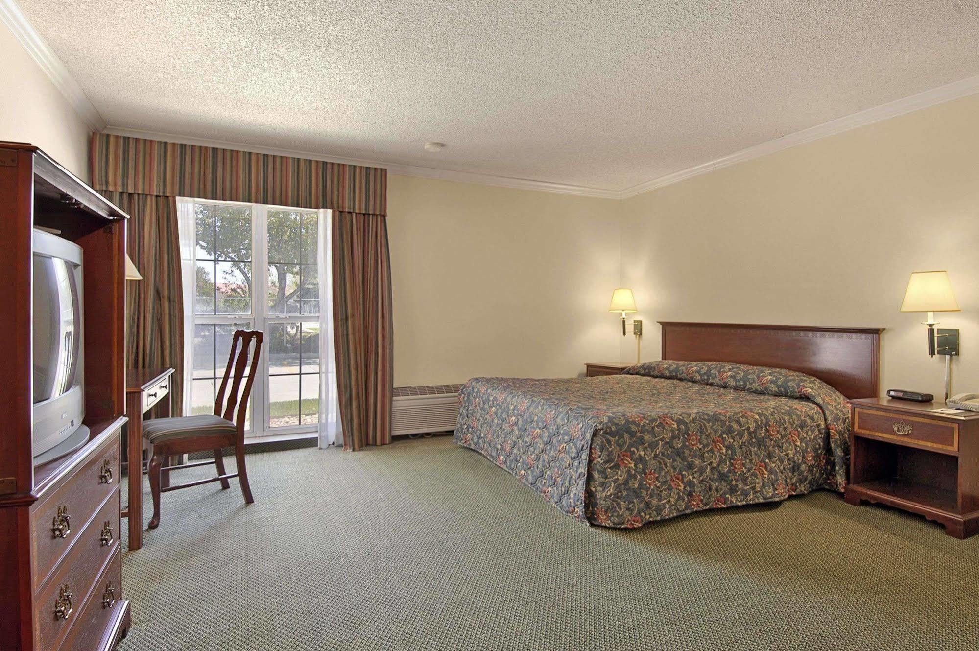 Extend-a-suites - Extended Stay, I-40 West Hotel