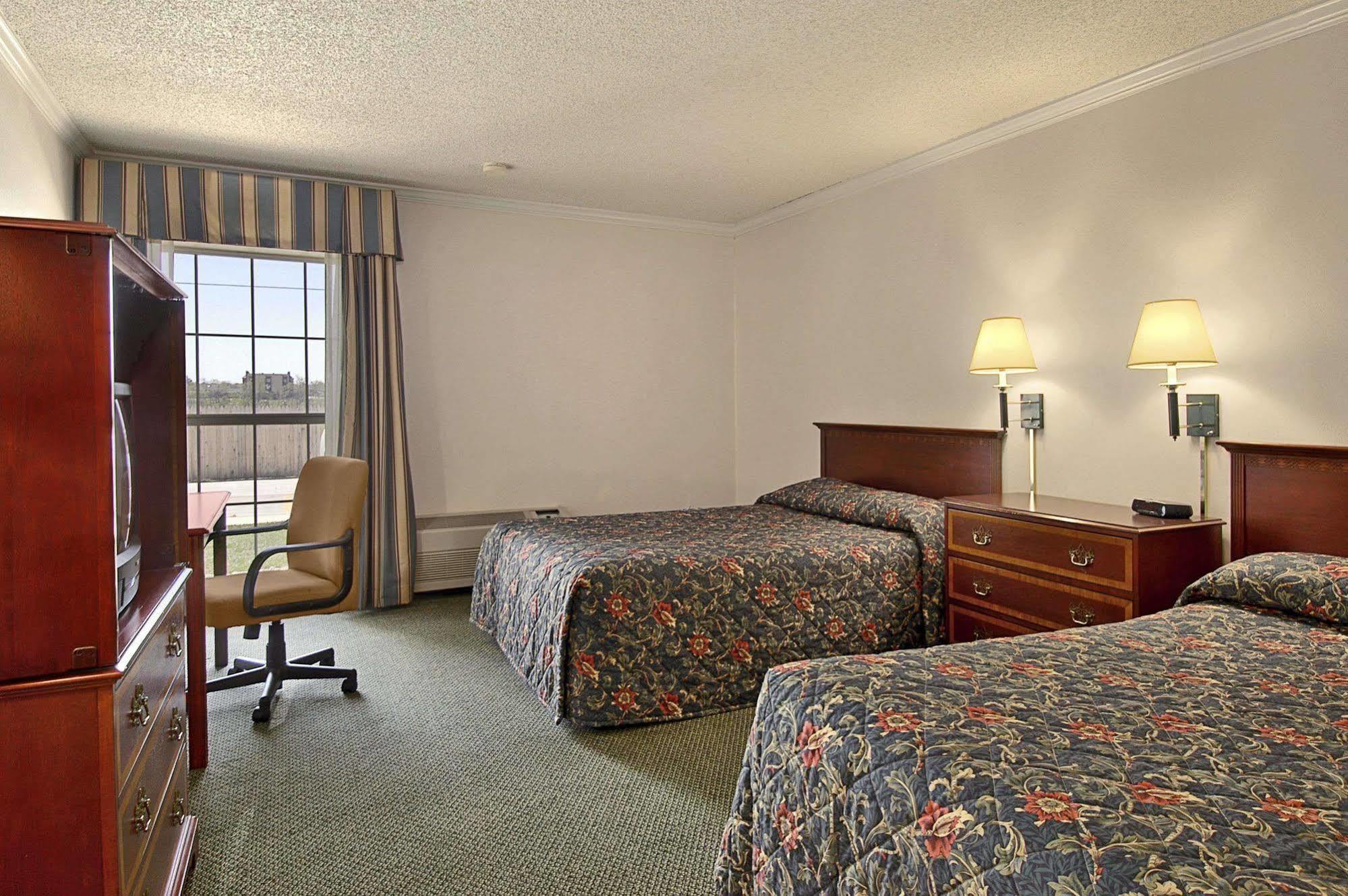 Hotel Extend-a-suites - Extended Stay, I-40 West 2*