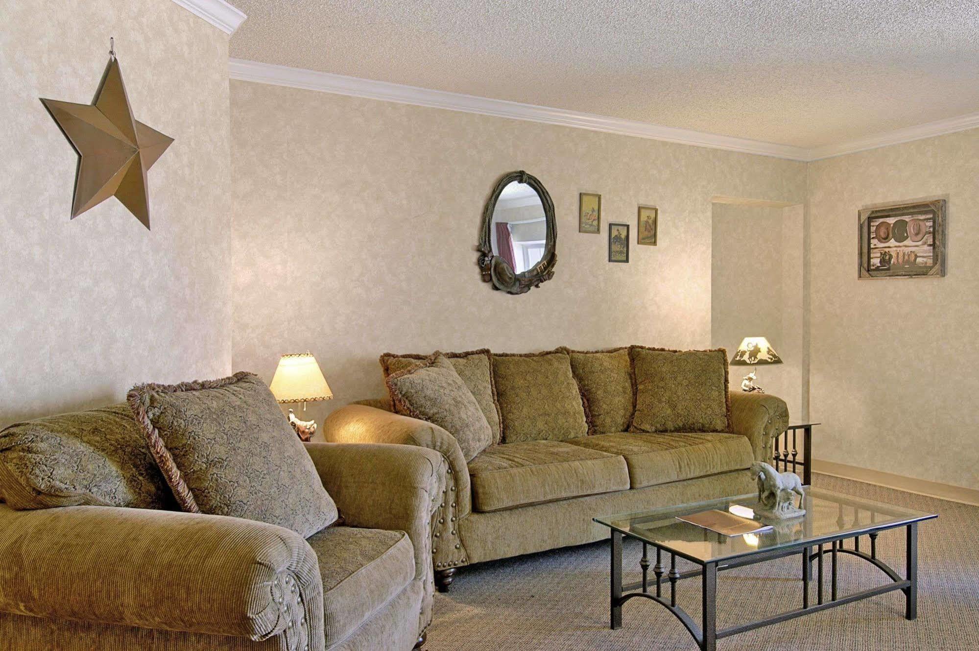 Hotel Extend-a-suites - Extended Stay, I-40 West 2*