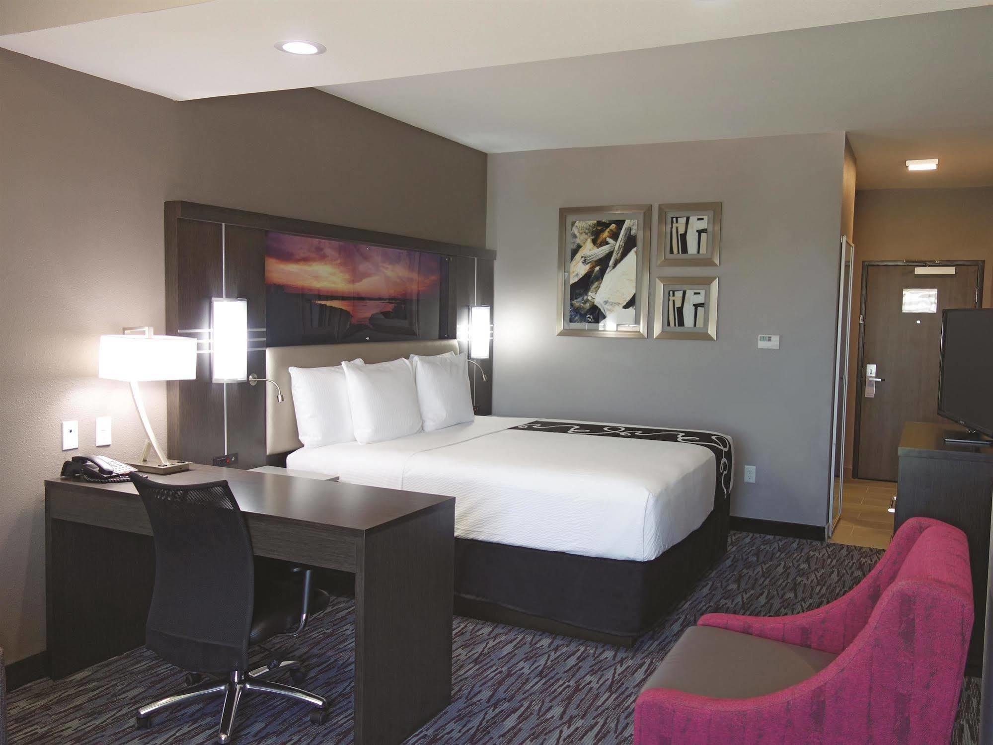 La Quinta By Wyndham Airport Hotel