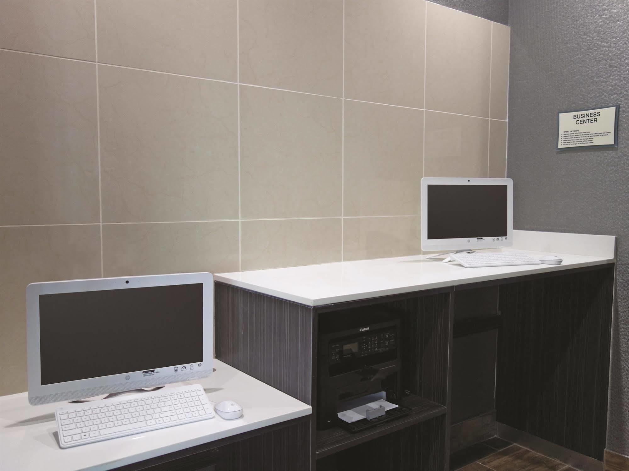La Quinta By Wyndham Airport Hotel 3*