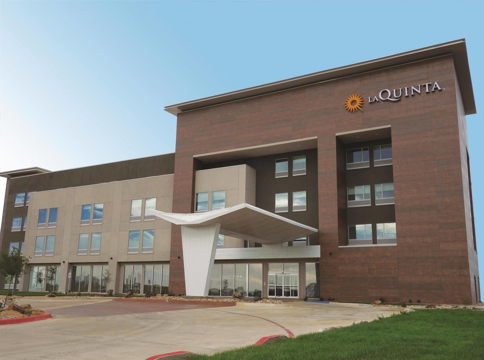 La Quinta By Wyndham Airport Hotel