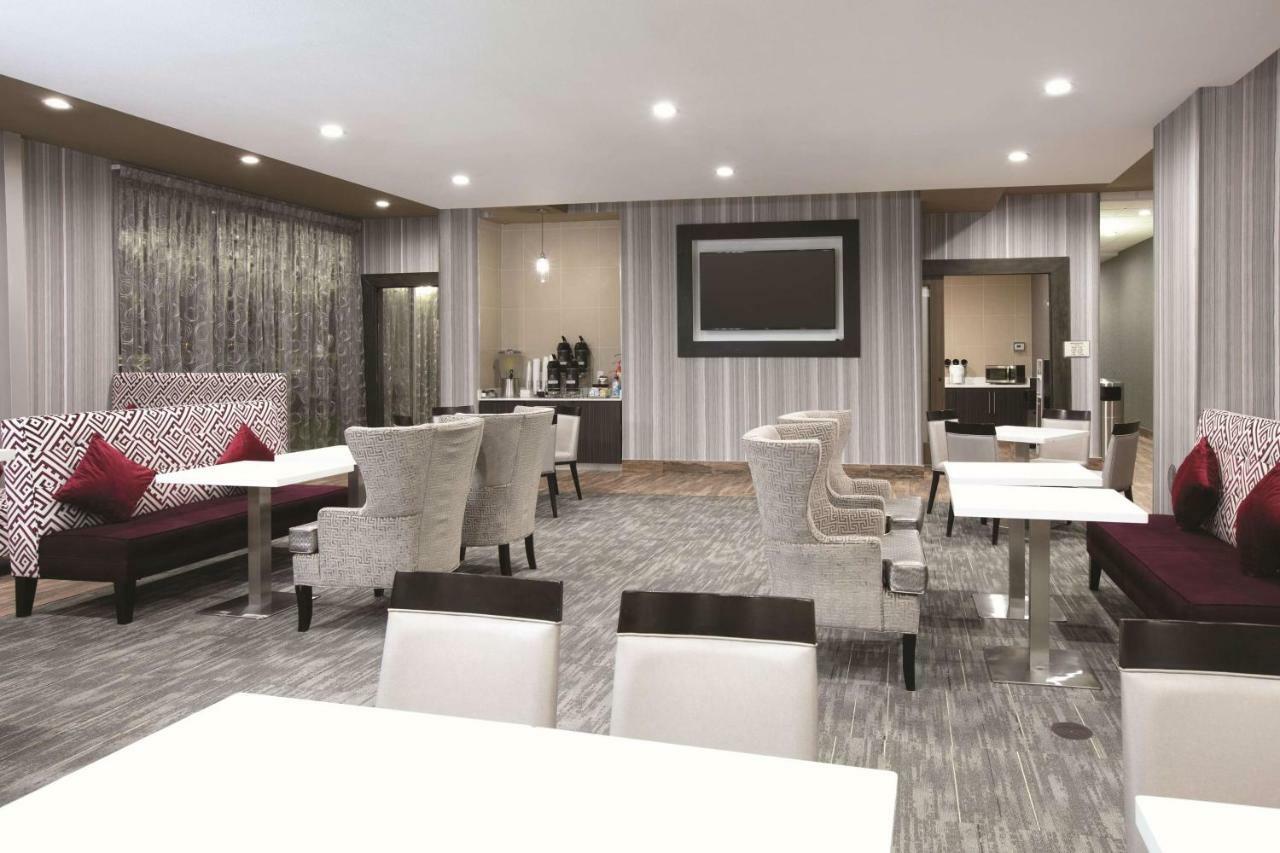 La Quinta By Wyndham Airport Hotel