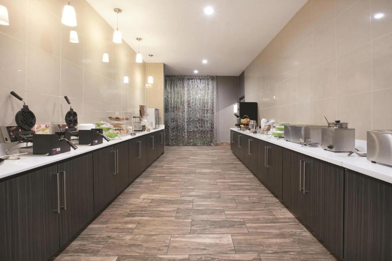 La Quinta By Wyndham Airport Hotel