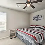 Bright Amarillo Townhome Near Parks And Town!