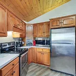 Canyon Rim Retreat With Private Yard And Hot Tub!