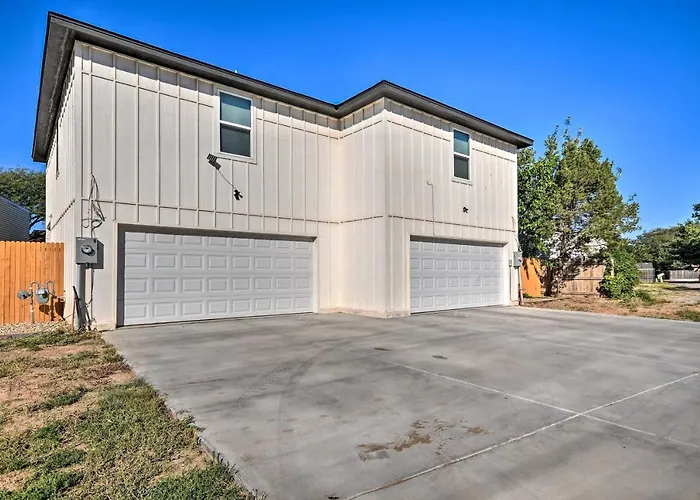 Bright Amarillo Townhome Near Parks And Town!