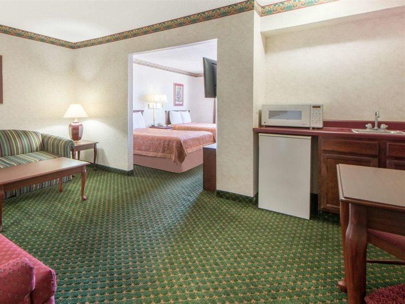 Super 8 By Wyndham West