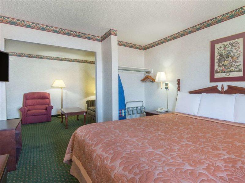 Super 8 By Wyndham West Hotel *